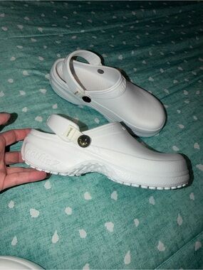 NOTHINZ White Slip-On Clog Sandals Size 10. Nursing. Nurse.